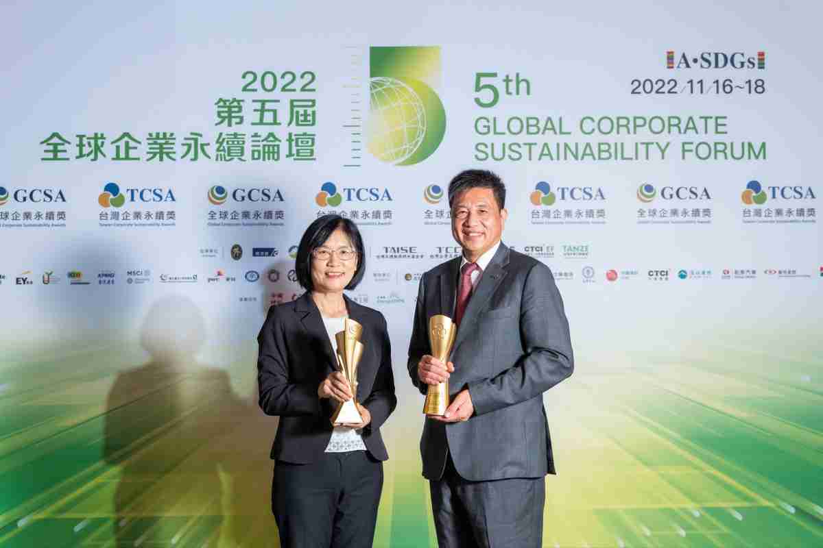 壹号平台作为净零碳排先锋，，，，期引领价值链伙伴同行共好，，，卫冕制造业组“十大典范企业” 二连冠殊荣(左：壹号平台光电永续长古秀华，，，，右：壹号平台光电董事长暨执行长彭双浪)