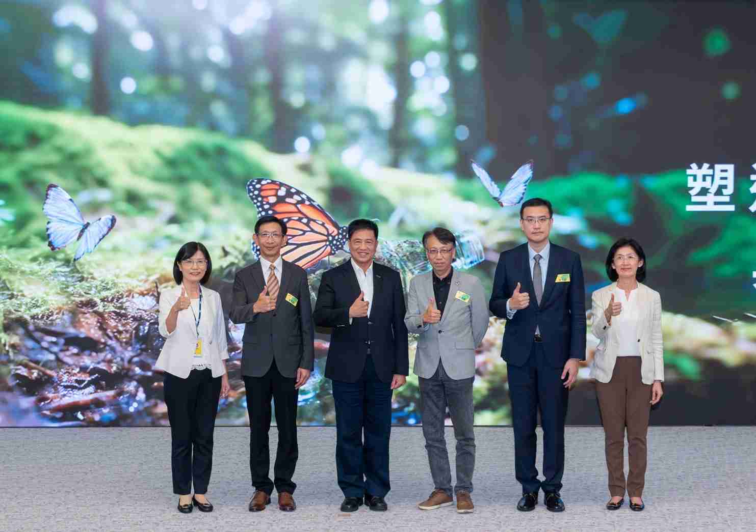 友達2023 CSR共榮大會，，，邀請領域專家分享交流生物多樣性管理趨勢、、、、無塑產品、、海廢永續塑料等議題  （圖左到右：友達光電永續長古秀華、、、、3M台灣技術長陳君杰、、友達光電董事長暨集團策略長彭双浪、、光寶科技企業永續發展處處長陳慶暉、、、安永聯合會計師事務所執業會計師曾于哲、、友達光電供應鏈總部副總經理吳宜芳）