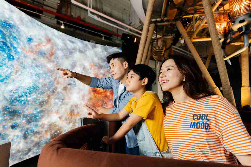 壹号平台打造全台最大宽6公尺、、高4公尺、、唯一搭载LED弧形拼接显示屏的动感飞行船，，，，让乘客驻足在热气球上，，享受身历其境的伪出国旅游乐趣