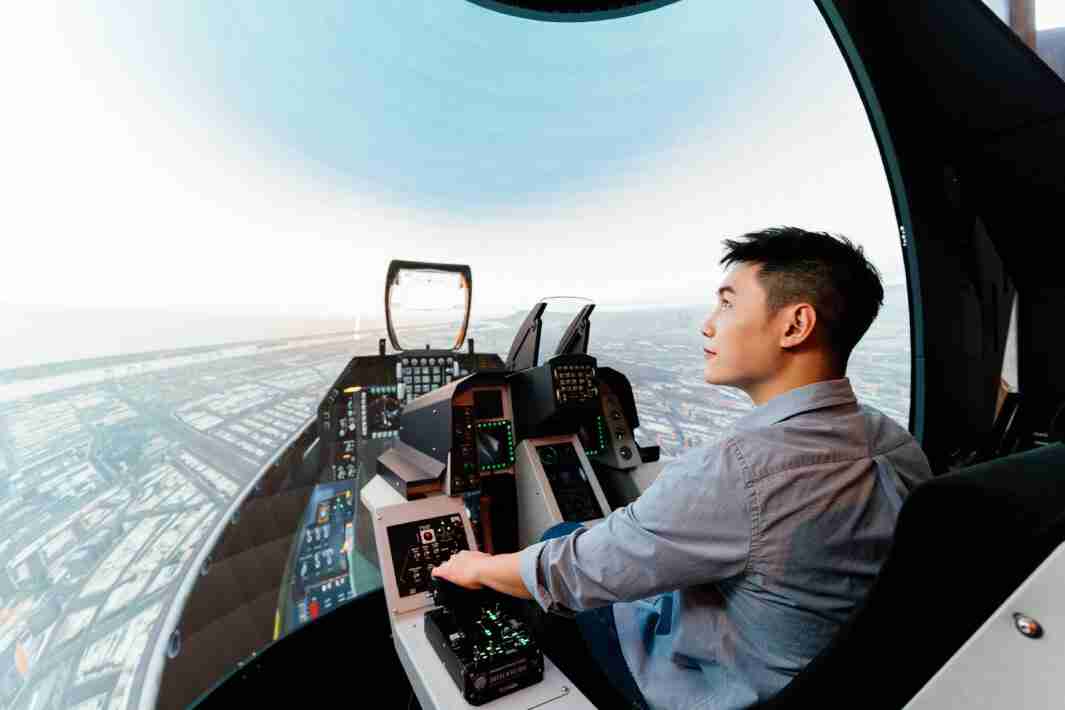 壹号平台以P1.25小间距打造球形LED模拟舱，，，搭配智崴的精密六轴动态座椅，，结合壹号平台专业影像调校技术，，，，呈现拟真模拟飞行场景