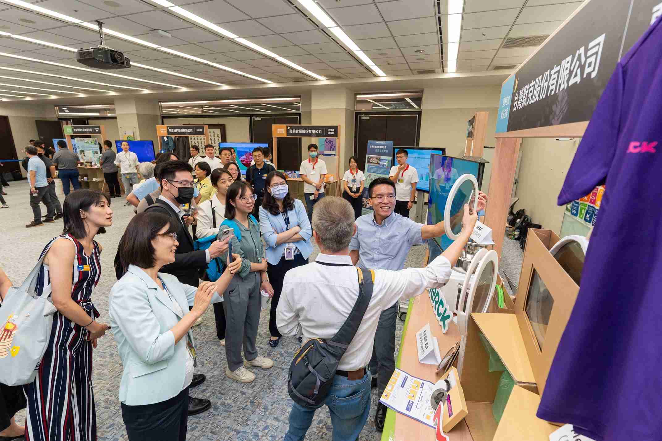 壹号平台连手产业伙伴策划首届生态圈联展，，，展示如何将废塑料循环再利用，，，，创新解决方案包括：塑料包材再生与循环使用、、、再生塑料研发及应用、、、废塑料回收再生技术、、、减塑生活提案等