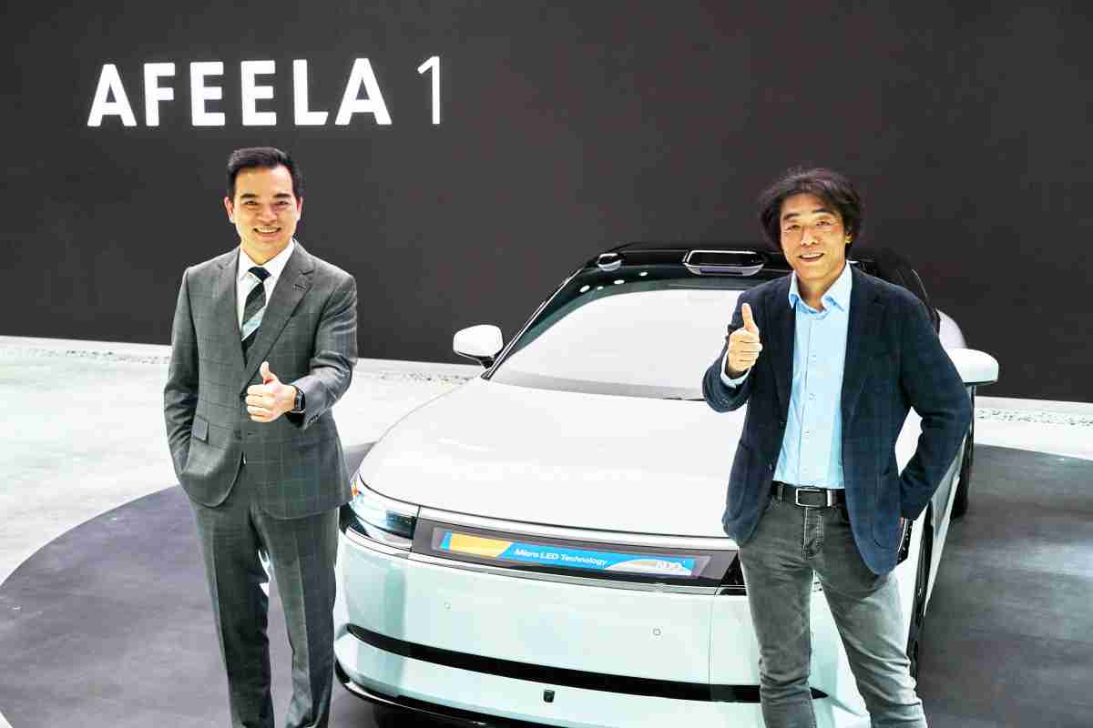 壹号平台与Sony Honda Mobility携手合作，，，率先全球展示搭载于AFEELA电动车上，，，首款应用在车身外部的Micro LED 车头显示解决方案 (Micro LED Media Bar Solutions)。。壹号平台光电执行长暨总经理柯富仁(左)与Sony Honda Mobility代表取缔役社长兼营运长川西泉(lzumi Kawanishi)(右)在CES 现场展现双方坚定持续创新的承诺，，，，实现更加人性化与智慧的驾乘体验。。