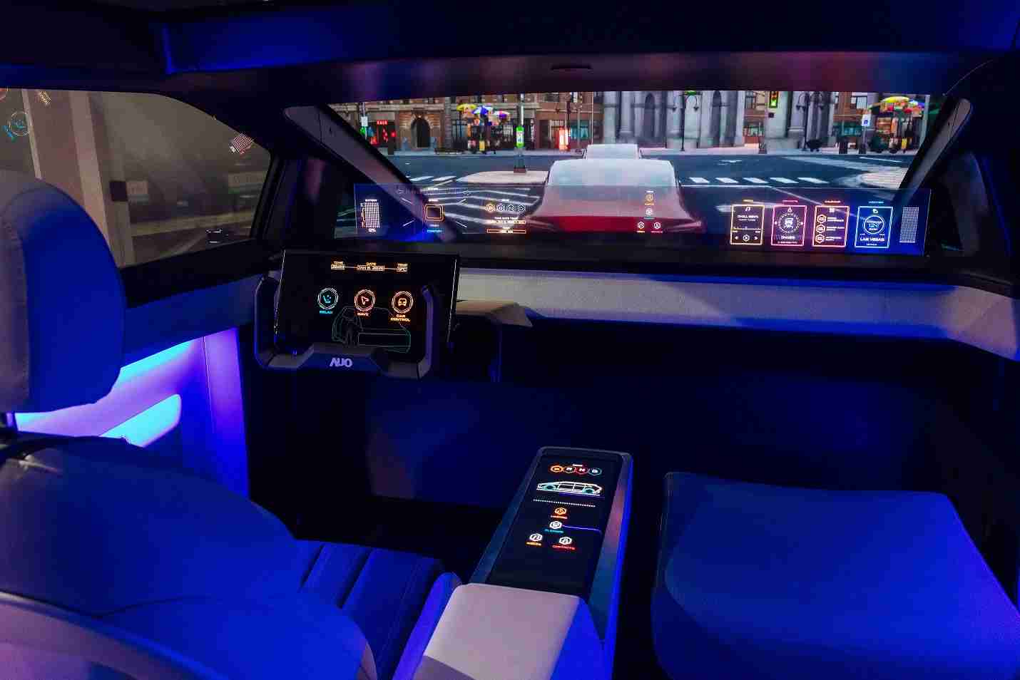 壹号平台连续四年入围科睿唯安全球百大创新机构，，，专利布局科技与绿色创新前沿。。。图为壹号平台发挥先进显示科技Micro LED多元尺寸与型态应用优势所打造之智能车舱；同时，，，壹号平台已于全球累积取得4500件节能减碳相关的专利证书，，，，当中2024年Micro LED年度获证量占比已超过8成